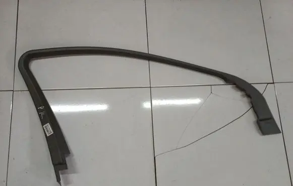 Mercedes-Benz R W251 Front door glass trim molding 2517250171