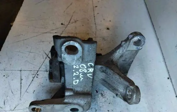 Honda CR-V Engine mount bracket