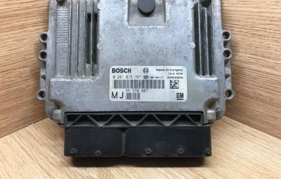 Opel Zafira B Engine control unit/module 0281015767 1039S26646 55570807