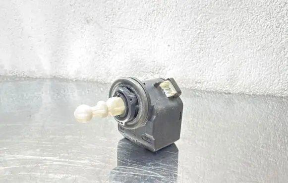 Opel Vectra C Headlight level adjustment motor 00883000