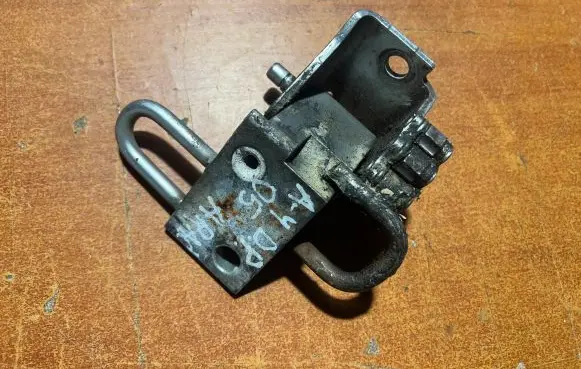 Audi A4 S4 B7 8E 8H Front door lower hinge 8E0831412B