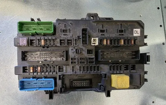 Opel Astra H Fuse module 13220829 5DK00866943