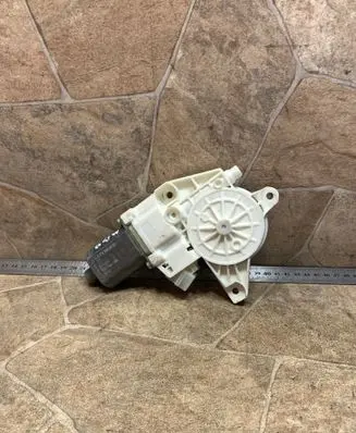Mercedes-Benz E W212 Front door window regulator motor A2129066802