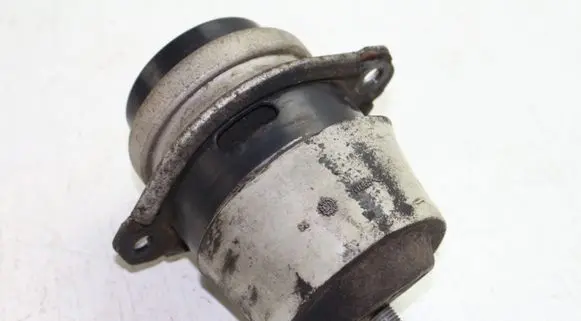 Volkswagen Touareg I Engine mount bracket 7L6199131C