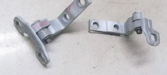 Volvo V40 Front door lower hinge 