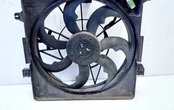 Hyundai i40 Radiator cooling fan shroud 