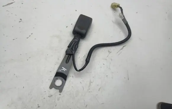 Toyota Yaris Front seatbelt buckle 181045