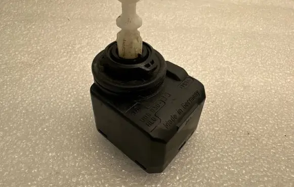 Audi A6 S6 C6 4F Headlight level adjustment motor 00883000
