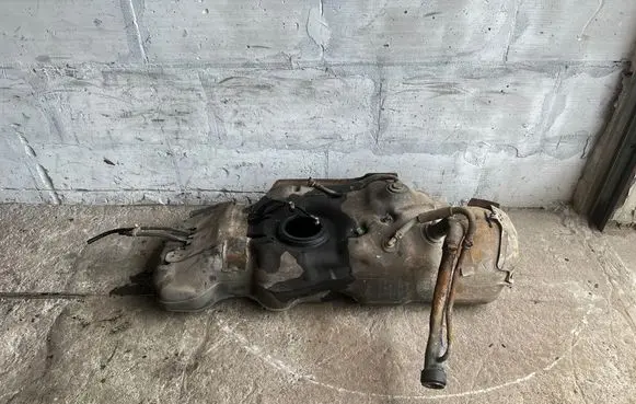 Toyota Hilux (AN10, AN20, AN30) Fuel tank