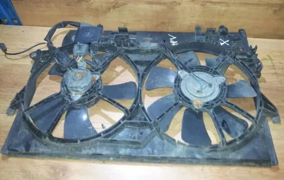 Mazda MPV Radiator cooling fan shroud