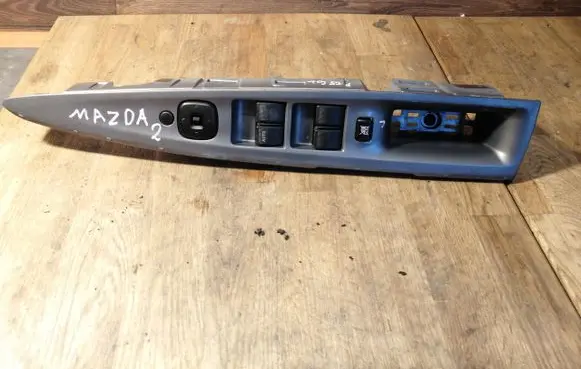Mazda 2 Electric window control switch 05074535