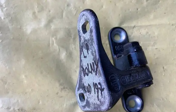 Mercedes-Benz C W203 Front door lower hinge A2037200337