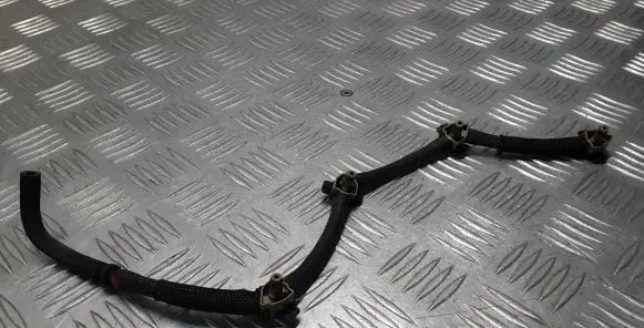 Volkswagen PASSAT B8 Fuel return line/hose 04L130235J
