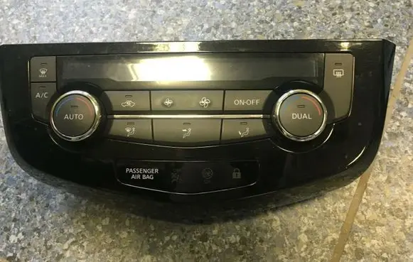 Nissan X-Trail T30 Climate control unit 275004EA0A