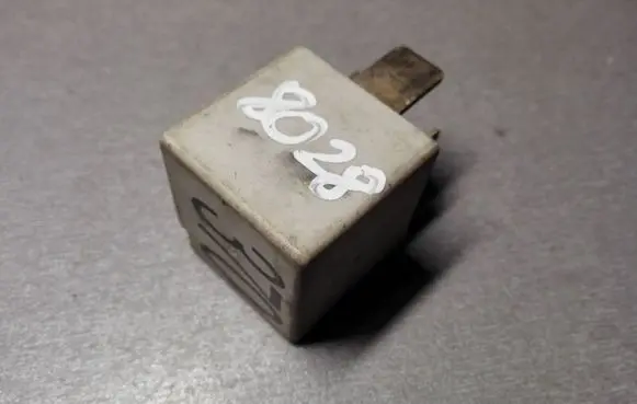 Volkswagen PASSAT B5.5 Other relay 8D0951253