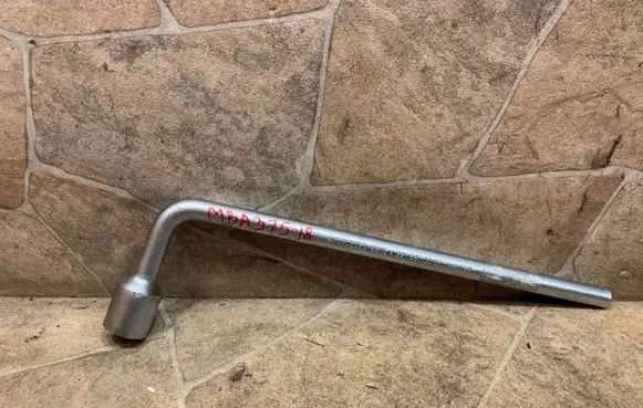 Mercedes-Benz GLS X166 Wheel nut wrench A2215810001