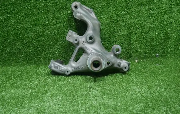 Rear wheel hub spindle/knuckle