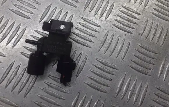 Toyota Corolla Verso E121 Turbo solenoid valve 90910-12232