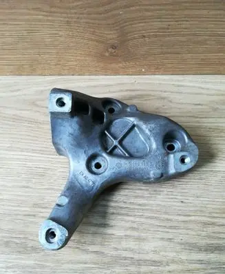 Volkswagen Golf V Engine mounting bracket 1K0260885B
