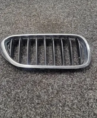 BMW 5 G30 G31 Front bumper upper radiator grill 7473692