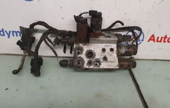 BMW 7 E65 E66 Active stabilizer control/valve assembly 6758704 37206758704 6781487