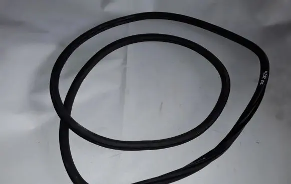 Rear door rubber seal (on body)