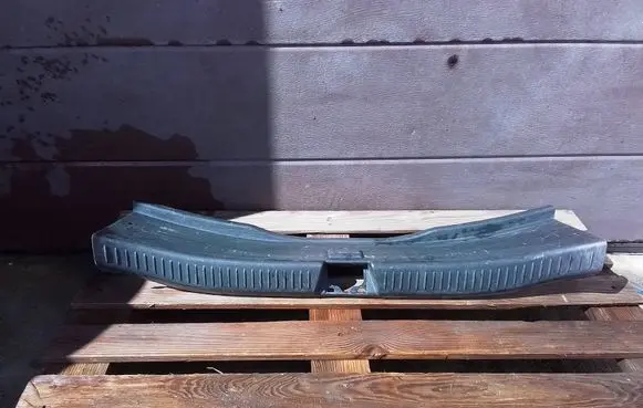 Trunk/boot sill cover protection