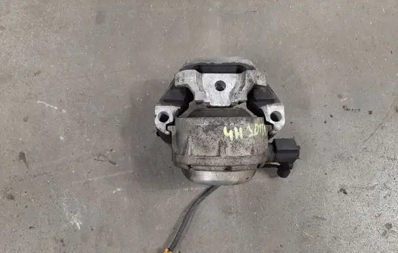 Engine mount vacuum valve