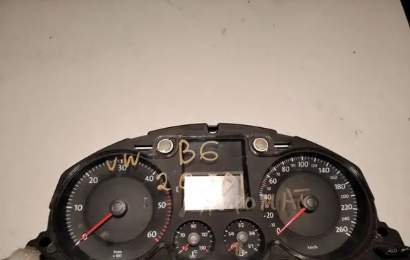 Volkswagen PASSAT B6 Speedometer (instrument cluster) 3C0920853J