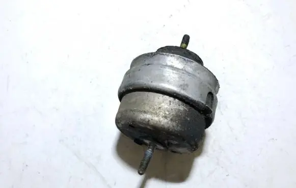 Volkswagen PASSAT B5.5 Engine mount bracket
