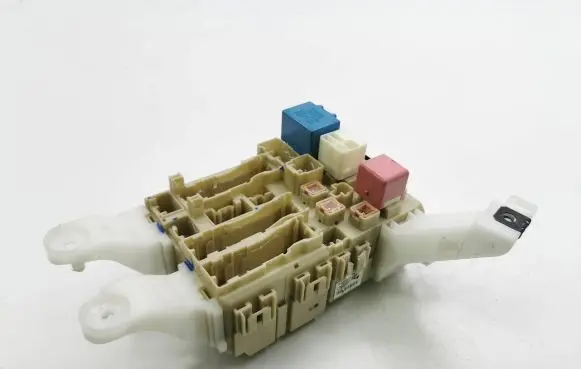 Toyota Auris 150 Fuse module 8273002J50 171411B17