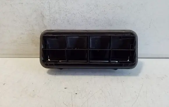 Nissan Leaf I (ZE0) Quarter panel pressure vent 8200213712