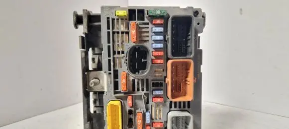 Citroen C4 Grand Picasso Fuse module 9666700080