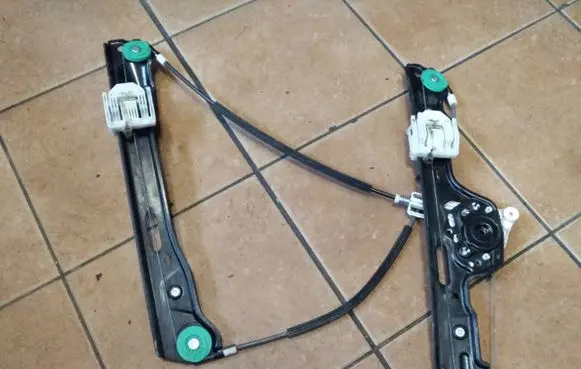BMW 1 E81 E87 Front window lifting mechanism without motor 7067796S 7138466E