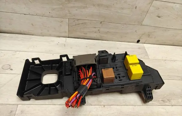 Opel Vectra C Fuse module 24400590 460023260 13120953