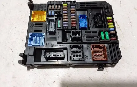 Peugeot 208 II Other control units/modules 9832880380