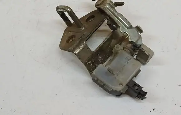 Skoda Octavia Mk2 (1Z) Rear door lock loop/hook striker 1Z9827511C