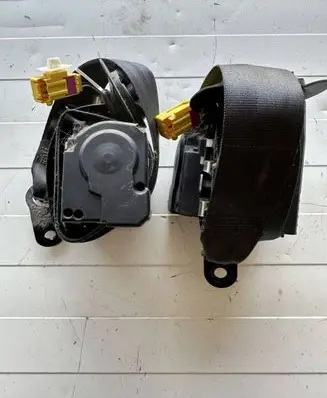 Volkswagen Touran II Front seatbelt 1T2857705C
