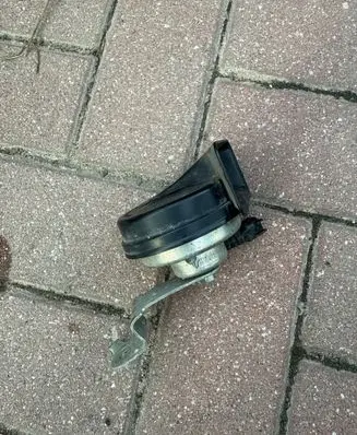 Opel Astra J Horn signal 9089900 A046522