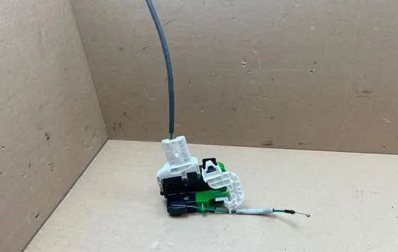 Hyundai i40 Front door lock 813103Z000