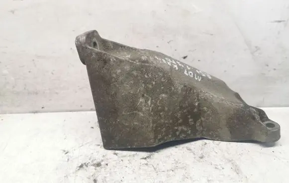Volkswagen PASSAT B5.5 Engine mounting bracket 8D0199307P