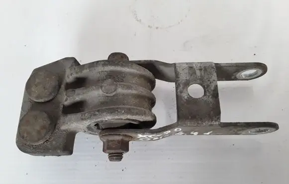 Volvo XC90 Engine mount bracket