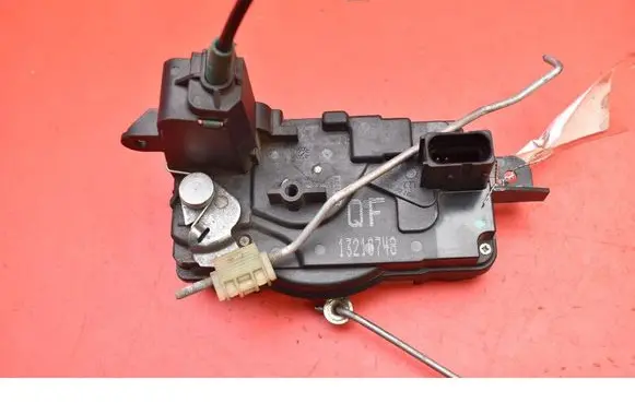 Opel Zafira B Front door lock 13210748