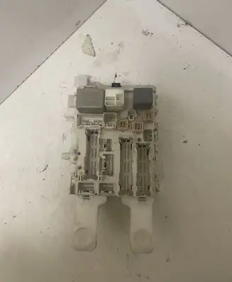 Toyota RAV 4 (XA30) Fuse module 8273042020