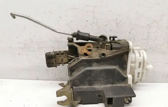 Audi A6 S6 C4 4A Front door lock 4A0173
