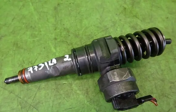 Seat Alhambra (Mk1) Fuel injector 038130073J