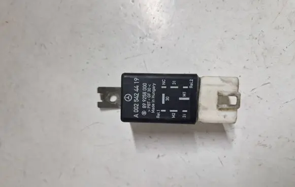 Mercedes-Benz Vito Viano W639 Coolant fan relay A0025424419