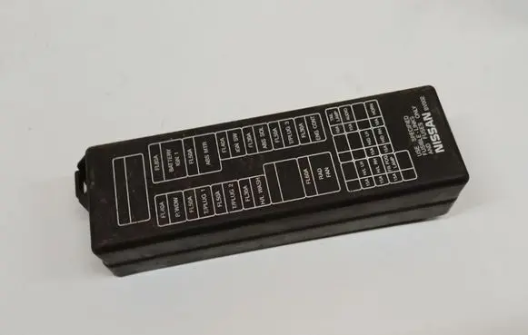 Nissan Primera Fuse box cover 