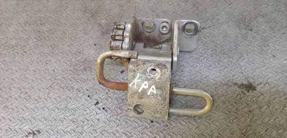 Volkswagen Golf VI Front door lower hinge 1K0831411