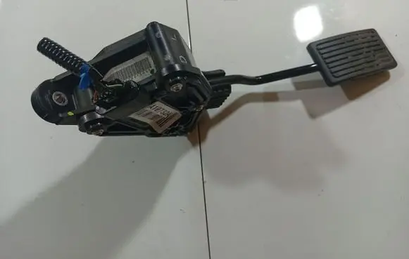 Accelerator throttle pedal